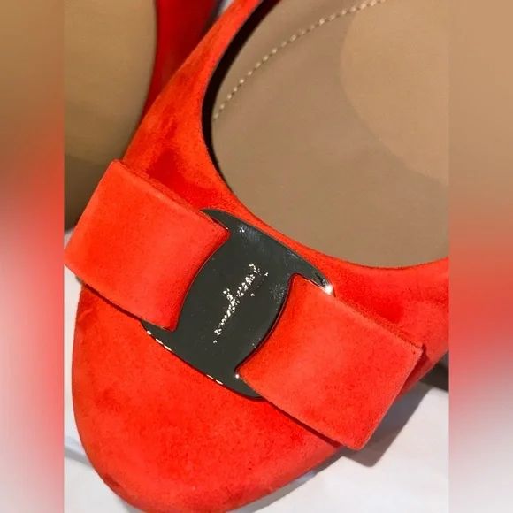 SALVATORE FERRAGAMO US 7 FLATS $365!